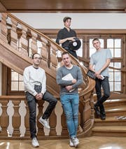 Die Macher von «Zweikommasieben»: (von links) Remo Bitzi, Marc Schwegler, Guy Schwegler sowie (ganz oben im Bild) Remo Seeland, Chef des Labels Hallow Ground. (Bild: Pius Amrein (Luzern, 17. Oktober 2017))