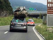 Die Polizei eskortiert das Auto in Stansstad von der Autobahn. (Bild Leserreporter)