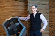 Victorinox-Chef Carl Elsener am Hauptsitz in Ibach: Der CEO trägt natürlich ein Victorinox-Gilet. (Bild: Nadia Schärli (Neue LZ))