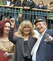 Richard «Mörtel» Lugner mit seinem Ehrengast, Hollywoodstar Goldie Hawn (Mitte), und seiner Ex-Frau Christina «Mausi» Lugner.Bild: Herbert Pfarrhofer/APA (Wien, 22. Februar 2017)