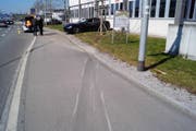 Der Unfallort an der Hinterbergstrasse in Cham mit den Spuren am Boden (im Vordergrund). (Bild: Zuger Polizei)