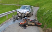 An beiden Unfallfahrzeugen entstand Totalschaden. (Bild: Kapo Schwyz (Sattel, 12. April 2017))
