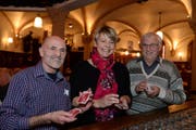Die drei besten Zentralschweizer Jasser: Siegerin Nadine Aregger, der zweitplatzierte Hansruedi Mattmann (rechts) und Kaspar Scheiber (Rang 3, links). (Bild: Nadia Schärli / Neue LZ)