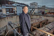André Hunkeler von der Chance Glasi AG beim Areal, das überbaut werden soll. (Bild: Nadia Schärli, Wauwil, 16. November 2016)
