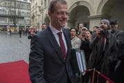Regierungsrat Reto Wyss auf dem Weg zum Parlament. (Bild: Dominik Wunderli (Luzern, 4. Dezember 2017))