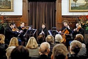 Vier Streicher plus eine Klarinette gleich virtuose Spielfreude: Fabio di Casola (Mitte) und das Leipziger Streichquartett. (Bild: Pius Amrein)