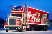 Der beleuchtete Weihnachts-Lastwagen von Coca Cola macht auf seiner Tour mehrmals Halt in der Zentralschweiz (Symbolbild). (Bild: pd)