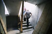 Ein Inspektor kontrolliert auf einer Baustelle die Arbeitsbewilligungen (Symbolbild). (Bild: Keystone)