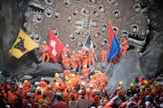 Ein grosser Moment: der Hauptdurchschlag der Gotthardröhre bei Sedrun am 15. Oktober 2010. Der nächste Meilenstein wird mit der Eröffnung des Tunnels am 1. Juni gesetzt.