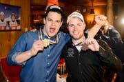 Zwei der drei Abfahrtsmedaillen gingen an die Schweiz: Weltmeister Küng posiert mit Beat Feuz (Bronze). (Bild: EPA / Jean-Christophe Bott)