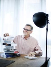 Silvio Zimmermann ist ein umtriebiger Autor, er schreibt gerne Krimis und veröffentlicht diese im Selbstverlag. Das Bild zeigt ihn in seiner Wohnung in Unterägeri. (Bild: Stefan Kaiser (Zuger Zeitung))