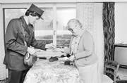 Staatsvertreter im doppelten Sinn: Postbeamter zahlt AHV aus, 1980. (Bild: Keystone)