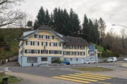 Eines von vielen geschlossenen Restaurants auf der Landschaft: Die «Sonne» in Zell. (Bild: Dominik Wunderli (8. Januar 2018))