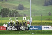 Die hartgesottenen Fans des SC Menzingen unterstützen das Team mit Choreografien. (Bild: Christian H. Hildebrand (Menzingen, 9. September 2017))