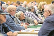 Annemarie Reinhart spielt eine Karte am Finale der Zentralschweizer Jassmeisterschaft. (Bild: Nadia Schärli (Hochdorf, 3. Dezember 2017))