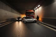 Das Auto wurde vom Sattelschlepper gerammt und 100 Meter mitgeschleift. (Bild: Kapo Nidwalden)