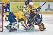Fabian Schnyder (rechts) beschäftigt hier mit Goalie Gilles Senn und Robert Kousal gleich zwei Davoser. (Bild: Daniela Frutiger/Freshfocus (Zug, 25. März 2017))