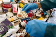 Ein Mann sortiert abgelaufene und nicht mehr benötigte Medikamente. (Bild: Keystone / Christian Beutler)