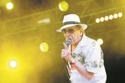 Polo Hofer, wie man ihn kannte und liebte, bei einem seiner zahllosen Auftritte, hier 2015 am Gurten-Festival. (Bild: Keystone)