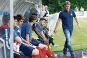 Lange Gesichter auf Chamer Seite mit Trainer Jörg Portmann (rechts). (Bild: Werner Schelbert (Cham, 19. August 2017))