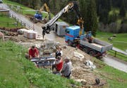 Auf der Baustelle beim Mostelberg wird seit Anfang Mai das Fundament zur Fussgänger-Hängebrücke gelegt. (Bild Sattel-Hochstuckli AG/pd)