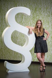Kennt sich mit Paragrafen aus: Master-Absolventin Ramona Fischer. (Bild: Pius Amrein (Luzern, 14. August 2017))