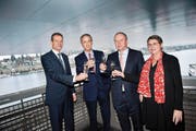 Stossen auf gutes Gelingen an (von links): Regierungsrat Reto Wyss, Hubert Achermann, Vertreter der Stiftung Salle Modulable, Ernst F. Schmid, Vertreter Butterfield Trust, und Stadträtin Ursula Stämmer. (Bild: Boris Bürgisser / Neue LZ)