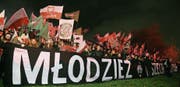 Junge Nationalisten in Warschau protestieren unter dem Slogan «Die Jugend will Gott». (Bild: Jacek Turczyk/EPA (11. November 2017))