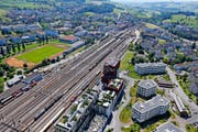 Das Quartier Suurstoffi: Der Informatik-Campus der Hochschule Luzern soll auf dem noch freien Platz vor dem roten Gebäude entstehen. Auf der gleichen Höhe wird es eine Bahnüberquerung geben. (Bild Stefan Kaiser)