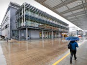 Der neu umgebaute Coop im Baarer Gotthard-Center hatte am Pfingstmontag erstmals auf – die Migros gleich nebenan gönnte ihren Angestellten den Ruhetag. (Bild Stefan Kaiser)