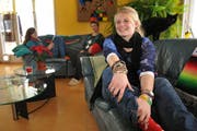 Rosie Peel bei ihrer ersten Gastfamilie in Alpnach. Im Hintergrund Leandra (links) und Margrit Liniger. (Bild Corinne Glanzmann/Neue OZ)