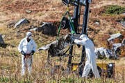 Experten bei den Trümmern. (Bild: Samuel Golay/Keystone (29. September))