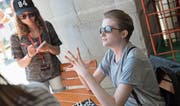 «Ermittlerin» Julia Kneubühler verhört beim Stadt-Krimi eine Zeugin. (Bild: Boris Bürgisser (Luzern, 17. Juni 2017))