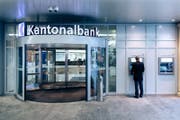 Haupteingang der Luzerner Kantonalbank (Bild: Philipp Schmidli (Luzern, 27. Januar 2016))