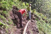 Ein Bergweg wird von Geröll befreit. (Bild: zvg / Peter Stohler)
