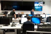 Arbeitet am ersten Tag in den neuen Räumen: Die Redaktion von Radio Pilatus. (Bild: Boris Bürgisser / Neue LZ)