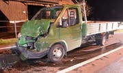 Der Lieferwagen wurde beim Unfall stark beschädigt. (Bild: Luzerner Polizei)