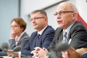 Eva Herzog, Vizepräsidentin der Finanzdirektorenkonferenz, Charles Juillard, Präsident der Finanzdirektorenkonferenz, und Bundesrat Ueli Maurer informieren über die Unternehmenssteuerreform III. (Bild: Marcel Bieri/Keystone (Bern, 27. Oktober 2016))