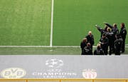 Am Tag nach dem Anschlag inspizieren Polizisten vor dem Anpfiff das Stadion von Borussia Dortmund. (Bild: Friedemann Vogel/EPA)