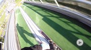 Der Freeskier Fabian Bösch postete das Video auf Facebook, auf dem er eine Skisprungschanze rückwärts runterrast. (Bild: Screenshot Facebook)