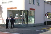 Zwei Polizisten überwachen die Raiffeisen-Filiale in Meggen. (Bild: Lucien Rahm (Meggen, 29. Dezember 2017))