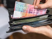Beim Crowdsourcing nehmen viele Menschen wenig Geld in die Hand, um ein Projekt zu starten. In der Schweiz nahmen vergangenes Jahr rund 90'000 Personen an solchen Kampagnen teil. (Symbolbild) (Bild: KEYSTONE/CHRISTIAN BEUTLER)