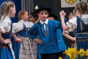Die Jungen machen am Heimatabend der Trachtengruppe Horw auf sich aufmerksam. (Bild: Boris Bürgisser (Horw, 1. April 2017))