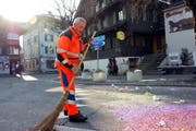 Aufräumarbeiten nach der Fasnacht in Kerns. (Bild Adrian Venetz/Neue OZ)