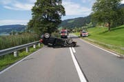 Das Auto kam auf dem Dach liegend zum Stillstand. (Bild: Zuger Polizei)