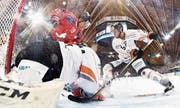 Der Schweiz mit Torschütze Reto Schäppi (Nummer 9) gelang am Spengler-Cup der zweite Sieg. (Bild: Gian Ehrenzeller/Keystone (Davos, 28. Dezember 2017))