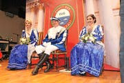Prinz Walter I. Weber, umgeben von seinen Prinzessinnen Ehefrau Angelica (rechts) und Birgitt Siegrist, will an der Fasnacht brav und bieder vergessen machen. (Bild: Charly Keiser)