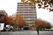 Die Gemeinde Emmen rechnet auch 2017 mit einem Defizit. Auf dem Bild: Das Gemeindehaus. (Bild Eveline Beerkircher)