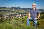 Martin Hug auf einer Anhöhe ob Schüpfheim. (Bild Philipp Schmidli)