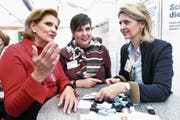 FDP-Frauen im Gespräch an der Zuger Messe: Carina Brüngger (Mitte), mit Doris Fiala (links) und Birgitt Siegrist. (Bild: Werner Schelbert (26. Oktober 2017))